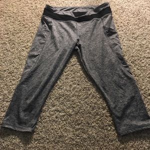 Grey cropped leggings with pockets
